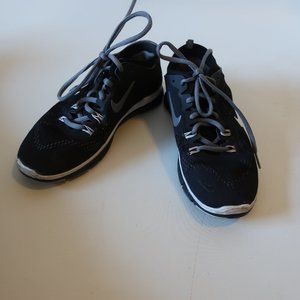 NIKE 641875 BLACK WHITE LACE UP SNEAKER 7 *